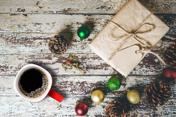 Noel hediye kutuları ve ahşap masa kahve Kupası. Üstten Görünüm.