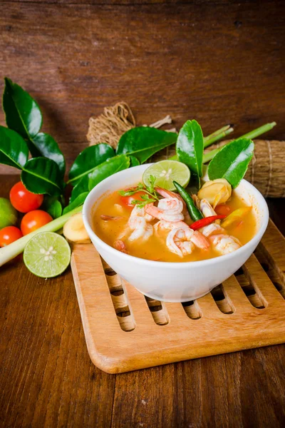 Tom yam kong veya Tom yum çorbası. Tayland gıda.