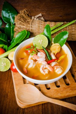 Tom yam kong veya Tom yum çorbası. Tayland gıda.