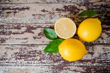 Tahta masada taze olgun limonlar. Kopyalama alanı olan üst görünüm