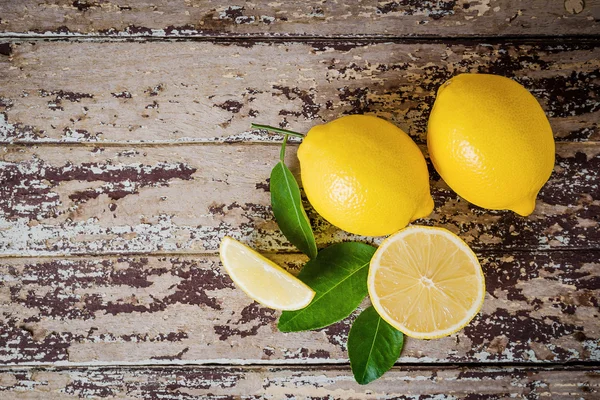 Свіжі стиглі лимони на дерев'яному столі. Вид зверху з пробілом для копіювання — стокове фото