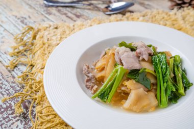 Fried noodle ile domuz eti ve et suyu batırılmış kale