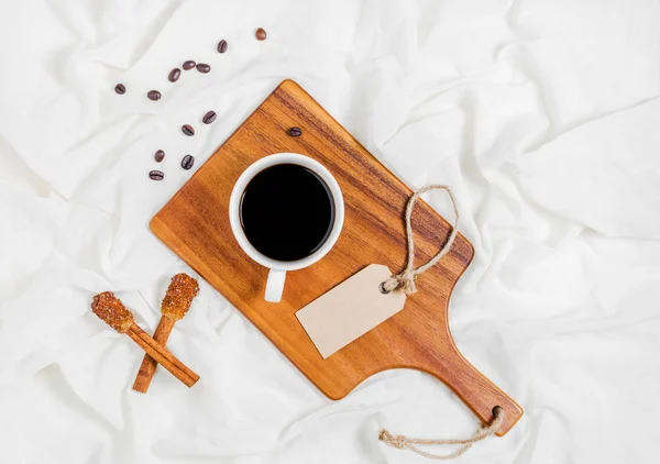 Чашечку кофе в постели — стоковое фото