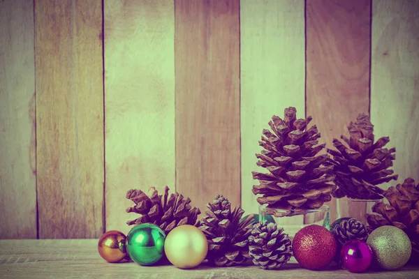 Weihnachtsdekoration auf einem Holzgrund — Stockfoto