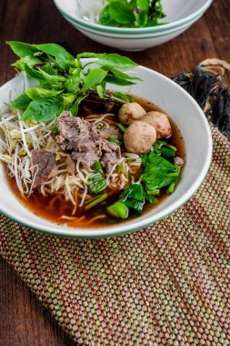 Asya şehriye çorbası ile sığır eti köfte taze sebze ile woo