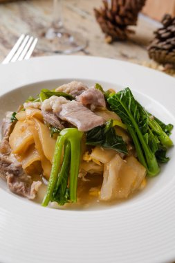 Fried noodle ile domuz eti ve et suyu batırılmış kale