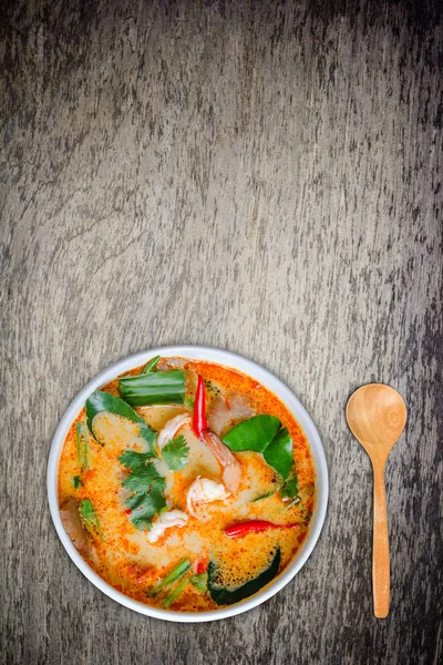 Tom yam kong nebo Tom yum, Tom yam je pikantní čirá polévka — Stock fotografie