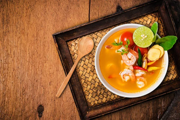 Tom yam kong or Tom yum, Tom yam is a spicy clear soup — Stock Photo, Image