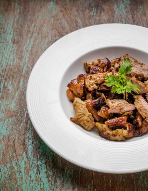 Ahşap masa üzerinde ızgara domuz eti.