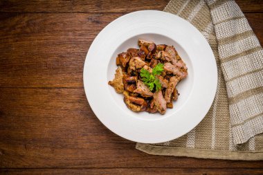 Ahşap masa üzerinde ızgara domuz eti.