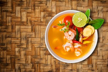 Tom yam kong veya Tom yum, Tom yam olduğunu tipik bir baharatlı açık çorba