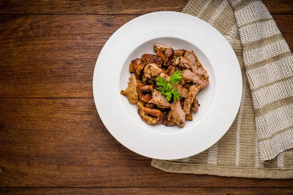 Ahşap masa üzerinde ızgara domuz eti.