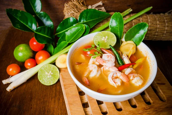 Tom yam kong veya Tom yum çorbası. Tayland gıda.