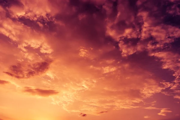 夕暮れ時の雲とカラフルな劇的な空 — ストック写真