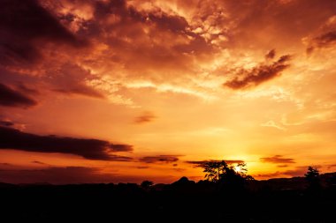 Gün batımında bulutlu renkli dramatik gökyüzü