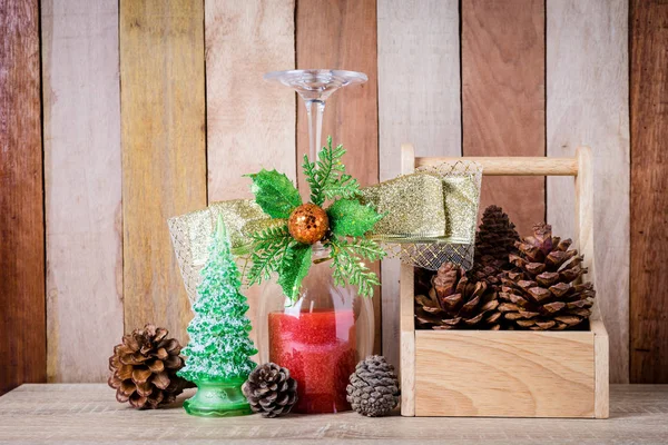 Decoração de Natal em um fundo de madeira — Fotografia de Stock