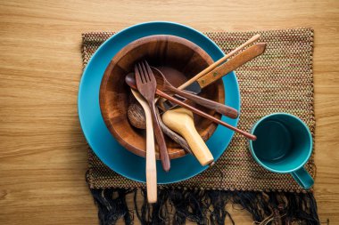 Ahşap mutfak eşyaları yığını