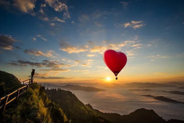 Sonnenaufgang am phu chee dao Gipfel des Berges in chiang rai, Thailand — Stockfoto