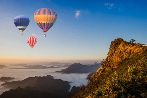 Wschód Słońca w Phu chee dao szczyt góry w Chiang rai, Thailand — Zdjęcie stockowe