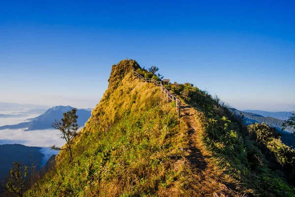 Lever de soleil à Phu chee dao sommet de la montagne dans la région de Chiang, Thaïlande — Photo