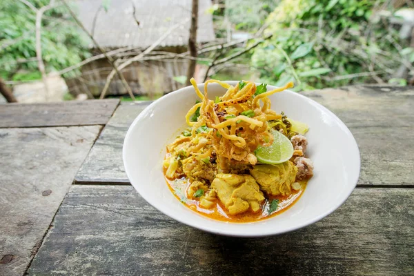 카오 소이 태국 카레 국수 나무 테이블, 카오에 닭고기와 — 스톡 사진