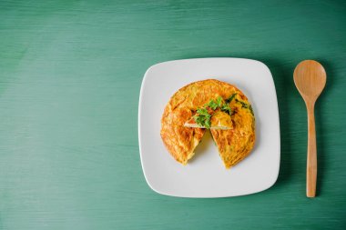 Beyaz seramik plaka sebzeli omlet 