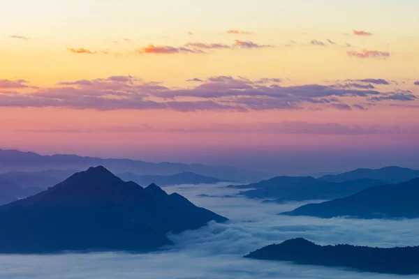 Sonnenaufgang am phu chee dao Gipfel des Berges in chiang rai, Thailand — Stockfoto