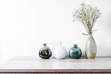 Ahşap masa, vintage sesi üzerinde dekoratif Seramik vazolar