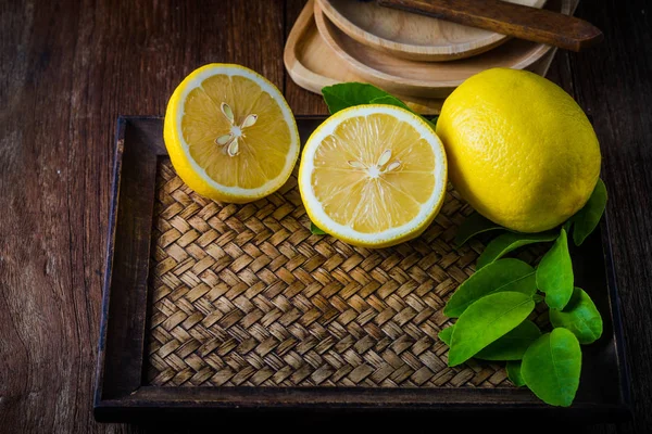 Свіжі лимони на дерев'яному фоні . — стокове фото