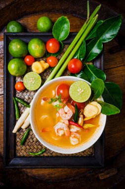 Tom yam kong veya Tom yum çorbası. Tayland gıda.