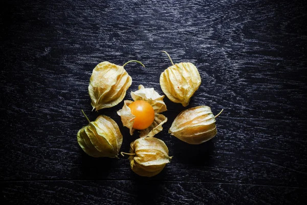 Primeros planos naranja capa orgánica grosellas sobre fondo de madera — Foto de Stock