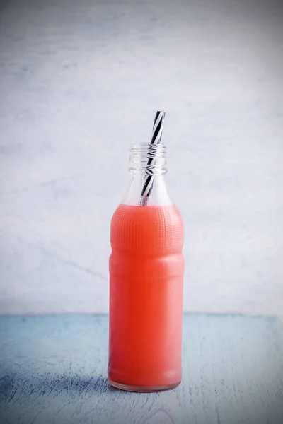 Bebida de verão com suco de frutas em garrafa — Fotografia de Stock