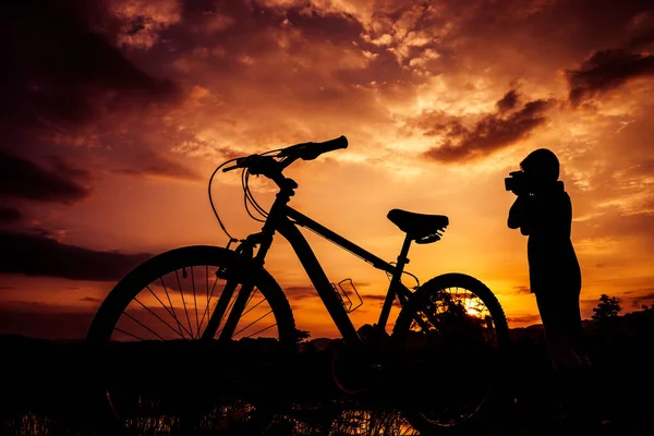 男孩和自行车上日落背景的剪影 — 图库照片
