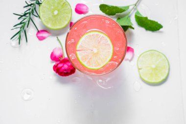 Çilek ile ferahlatıcı yaz içeceği olarak gözlük