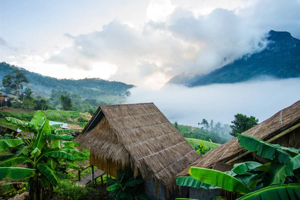 Hut and Doi Luang Mountain in Chiang Dao District of Chiang Mai — Stock Photo, Image