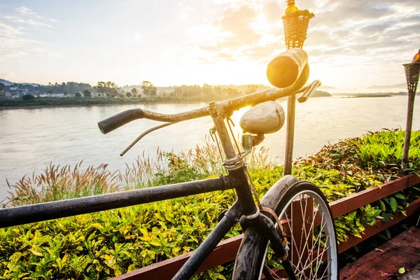 Bella immagine di paesaggio con Bicicletta bianca al tramonto — Foto Stock