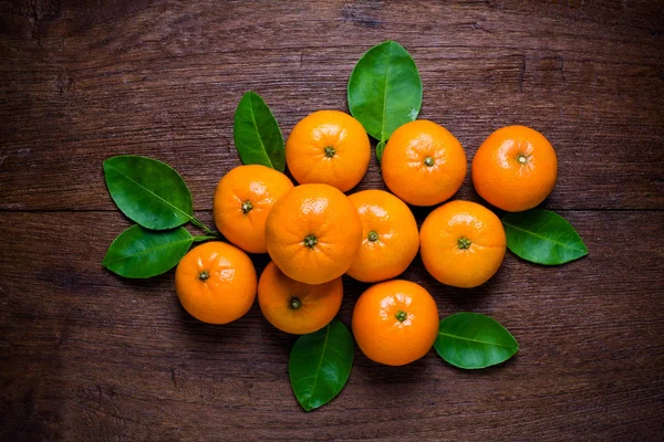 Frutas naranjas frescas en la mesa. Vista superior —  Fotos de Stock