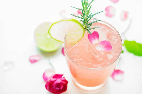 Uppfriskande sommardrink med jordgubbe i glas — Stockfoto