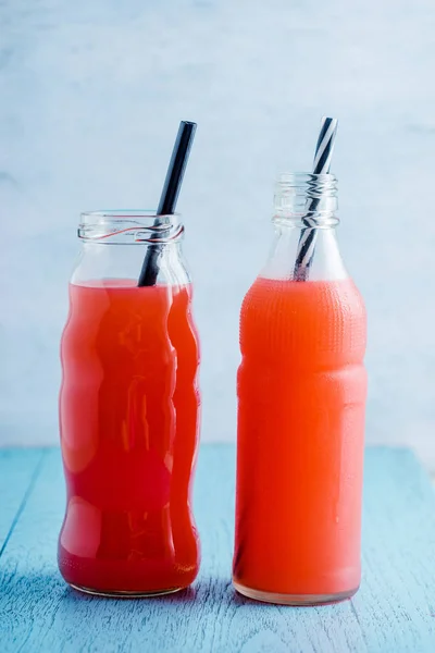 Bevanda estiva con succo di frutta in bottiglia — Foto Stock