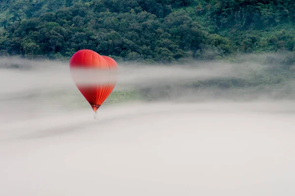 Kolorowe balony na gorące powietrze przelatujące nad górą — Zdjęcie stockowe