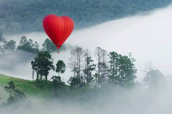 Kolorowe balony na gorące powietrze przelatujące nad górą — Zdjęcie stockowe