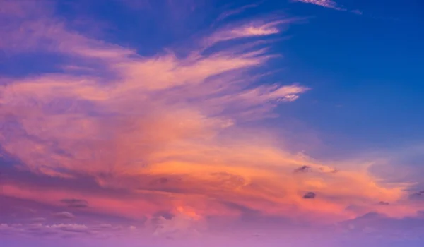 夕暮れ時の雲とカラフルな劇的な空 — ストック写真