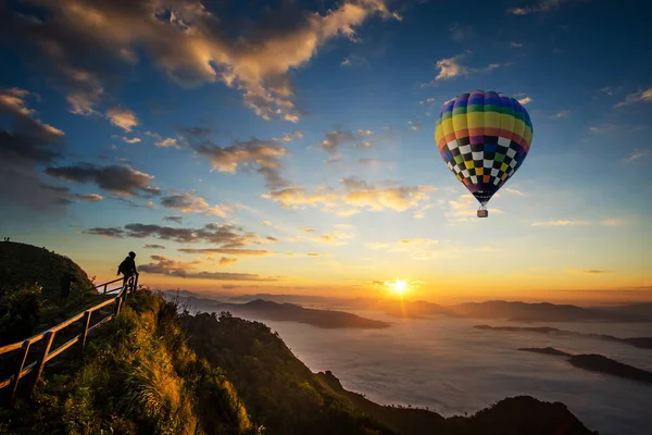 Matahari terbit di Phu chee dao puncak gunung di Chiang Rai, Thailand — Stok Foto