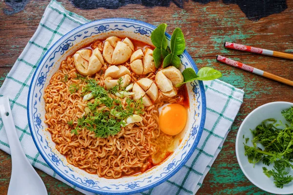 Thai stil nudler, nudler tom yum kung med oksekød frikadelle på fanen - Stock-foto