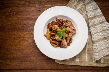 Ahşap masa üzerinde domuz eti ızgara. (Tay tarzında gıda)