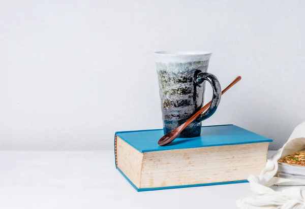 Tasse de café ou tasse de chocolat sur le livre — Photo