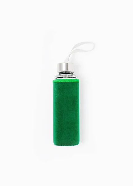 Groene fles water geïsoleerd op witte achtergrond — Stockfoto