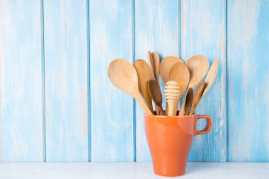 Mutfak mutfak aletleri ahşap arka plan üzerinde seramik Kupası.