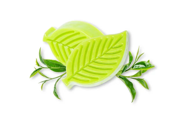 Jabón de té verde con hojas de té verde aisladas en blanco —  Fotos de Stock