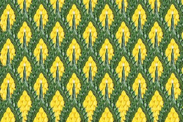 Διακόσμηση υποβάθρου από το λουλούδι και πράσινο φύλλο μπανάνας — Φωτογραφία Αρχείου